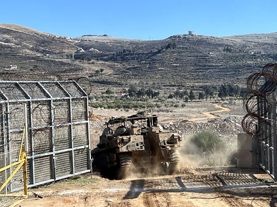 İsrail ordusu, Esed rejiminin 8 Aralık 2024'te devrilmesinden sadece birkaç saat sonra, eski ABD Dışişleri Bakanı Henry Kissinger'ın aracılık ettiği 1974 ayrılma anlaşmasını ihlal ederek, Golan'daki Hermon Dağı'nın Suriye tarafında konuşlanmıştı.