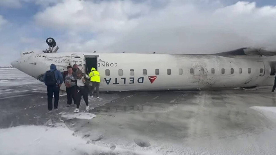 Kanada'da ters dönen uçak