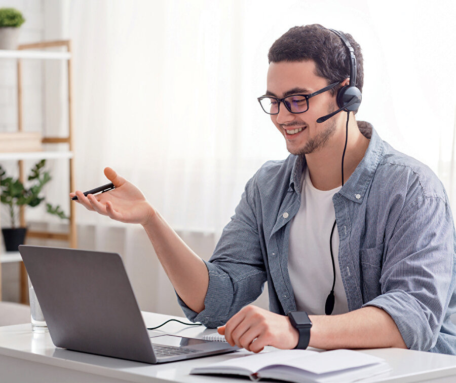 Global araştırmalar, uzaktan çalışanların yüzde 77’sinin kendilerini daha üretken hissettiklerini, ancak işverenlerin yüzde 40’ının ekip içi uyumu sağlamakta zorlandığını ortaya koyuyor.