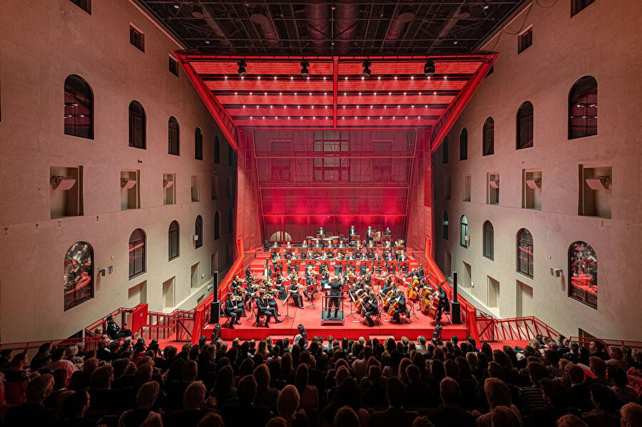 Konser salonu Çekya’nın Karlovy Vary şehrinde bulunuyor. 
