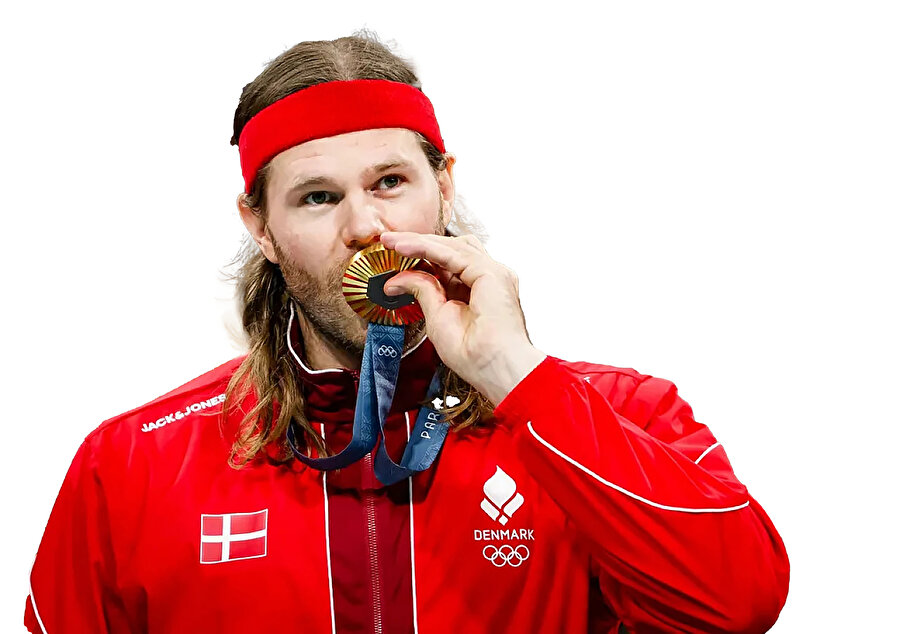 O, veda ederken tüm tribünler şöyle demişti: “Farvel, Mikkel, tak og tillykke.” (Elveda Mikkel, teşekkürler ve tebrikler.)