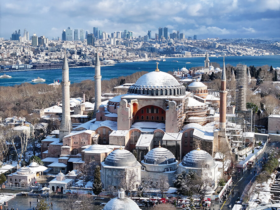 Karla kaplanan İstanbul havadan görüntülendi