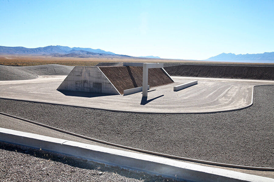 Mimarlık ve sanatı bir araya getiren bu yapı, arazi sanatının (land art) en etkileyici örneklerinden biri olarak kabul ediliyor.