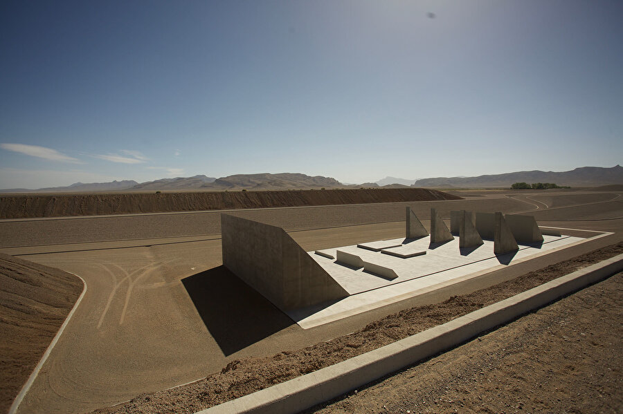 Arazi Sanatı Heykeli: “CITY”.