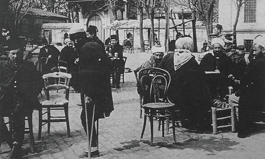 Celal Sılay askeri okullarda tutunamadığı için mecburen sivil hayata intisap etmiştir.