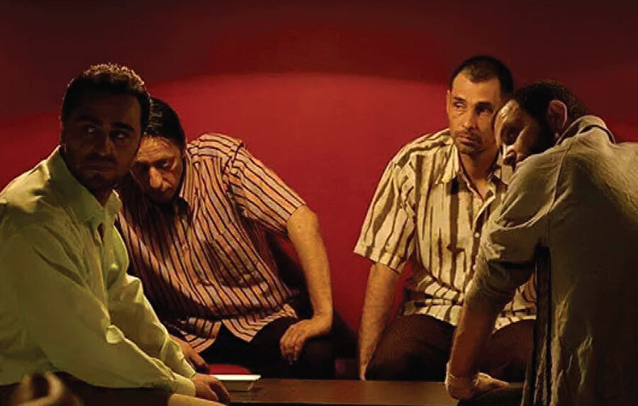 Modern düşünce bireyin yolculuğunu salimen sürdürebilmesi için onun bütün bağlardan soyutlanmasını, geleneğinden ailesinden akrabalarından çıkmasını, yalnız başına yürümesini salık vermektedir.