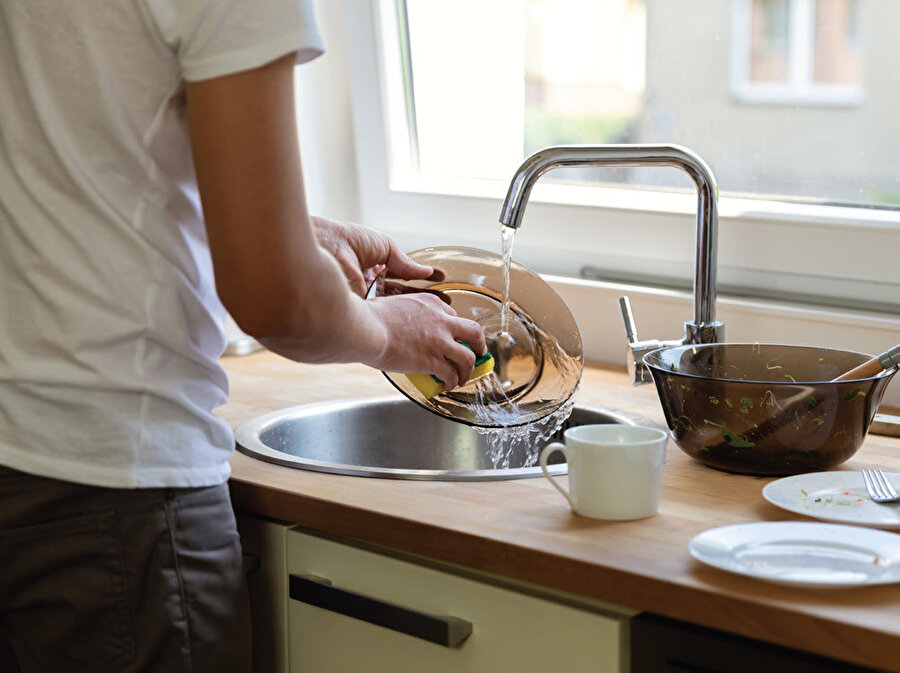 Yemek programları, erkekleri mutfağa girmekten uzak tutan yargıların çözülmesine yardım ediyor. Genç erkekler ev temizliği usulleriyle sosyal medyada fenomen oluyorlar.