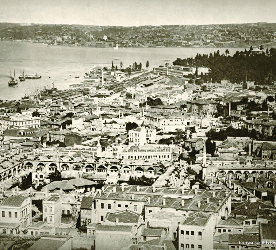 Celal Sılay başlangıç şiirlerinde duygudan çok düşünceye ağırlık vererek gelenekseli sürdürmüş daha sonraları ise farklı yenilik arayışına girmiştir.