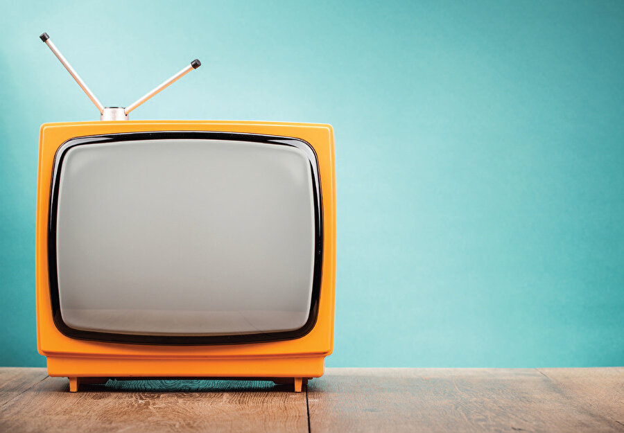 Türkiye’de diziler hakkındaki literatürün kısıtlılıklarına rağmen giderek genişliyor oluşu, yani diziler hakkında yazılıp çizilenler bir düşünsel canlılık yaratmasa da hâlâ diziler hakkında yazıp çizme ihtiyacı hissedilmesi, başlı başına izaha muhtaç bir durum.