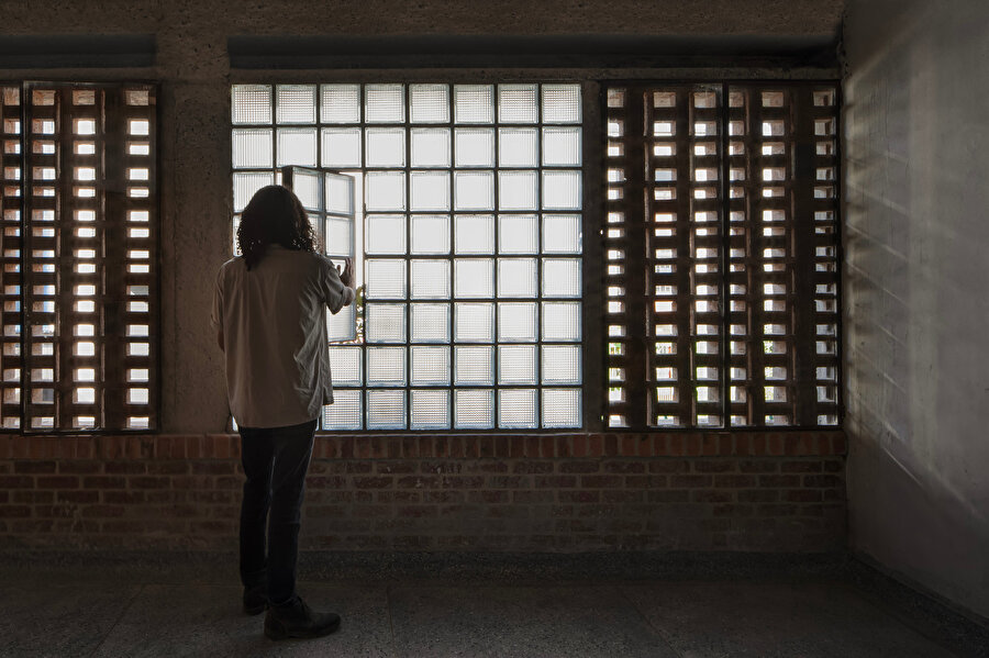 Proje, tropik mimarinin modern bir yorumu olarak hem doğaya hem de insana saygıyı somutlaştırmayı amaçlıyor.