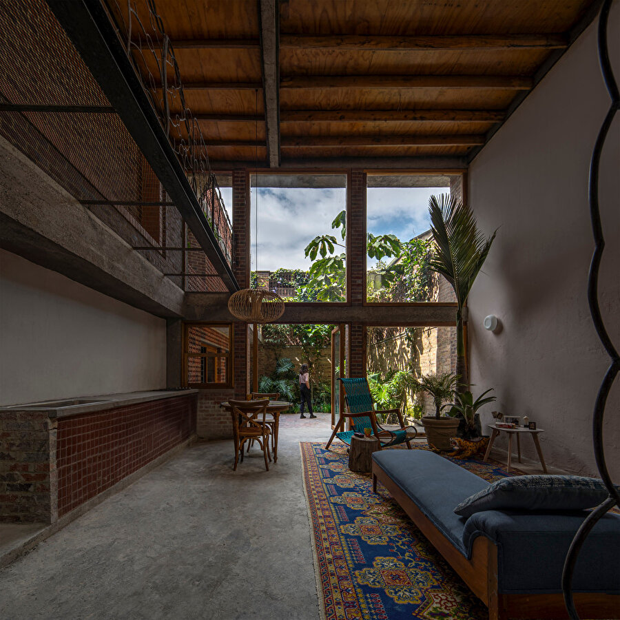 İç mekan tasarımında kullanılan malzemeler yerel ve doğal kaynaklardan seçiliyor. 