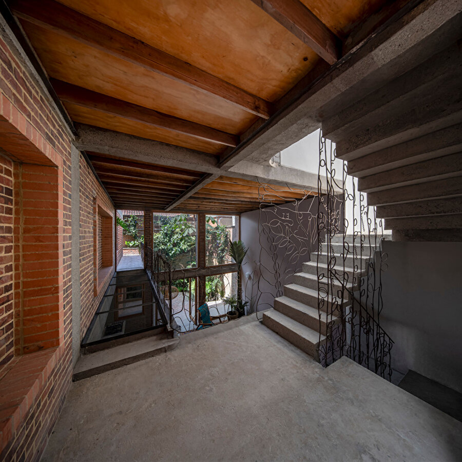 Tropikal iklimde konforu artırmak için doğal malzemelerin klimatik etkilerinden de yararlanılıyor.