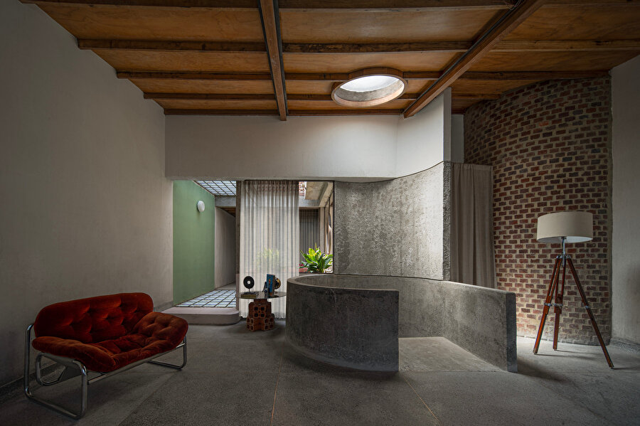 Ahşap, taş ve beton gibi malzemeler, sıcak bir atmosfer kurgularken aynı zamanda dayanıklılık sunuyor.