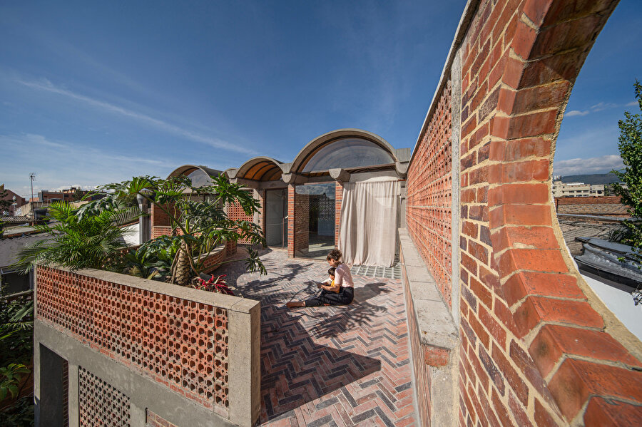 Açık verandalar ve geniş teraslar, dış mekan yaşamına olanak tanırken doğal çevreyle daha güçlü bir bağ kurmasına yardımcı oluyor.