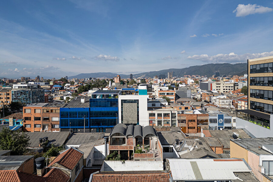 Proje, sıcak ve nemli iklim koşullarına özgü mimari çözümleri modern tasarım anlayışıyla harmanlıyor. 