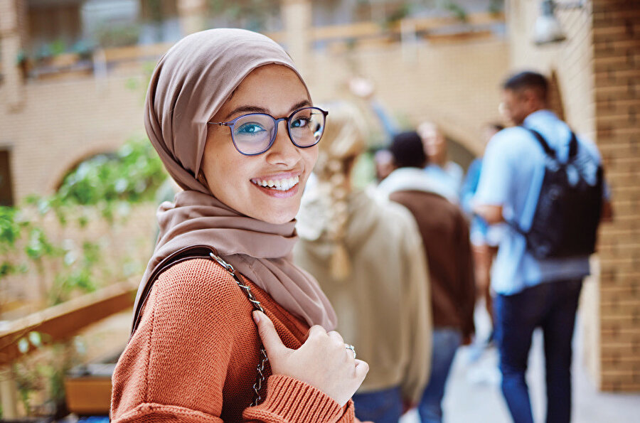 Lisans için gelenler kesinlikle burada yüksek lisansına veya birleşik yüksek lisans doktorasına devam ediyor. Çünkü ortam değiştirince akademiye ara vermek zorunda kalabiliyorlar.