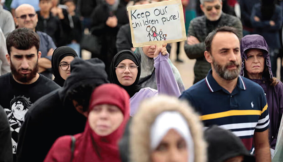 İslamofobi, liberal politikalar, toplumda LGBTQ+ desteğine olan artışın okullara ve çocuklara etkisi, Müslüman topluluk yoksunluğu gibi nedenlerden dolayı Batı’dan Doğu’ya doğru büyüyen bir hicret talebi var.
