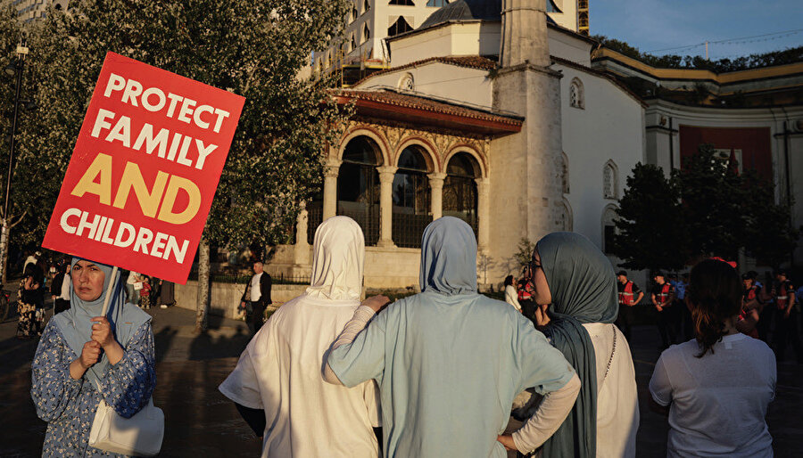 Müslüman ülkeler uzun yıllar beyin göçünden muzdaripti. Türkiye başta olmak üzere çeşitli ülkelere yaşanan bu göç dalgasının Batı ülkelerinin ekonomisinin olumsuz yönde etkileneceği tahmin ediliyor. 