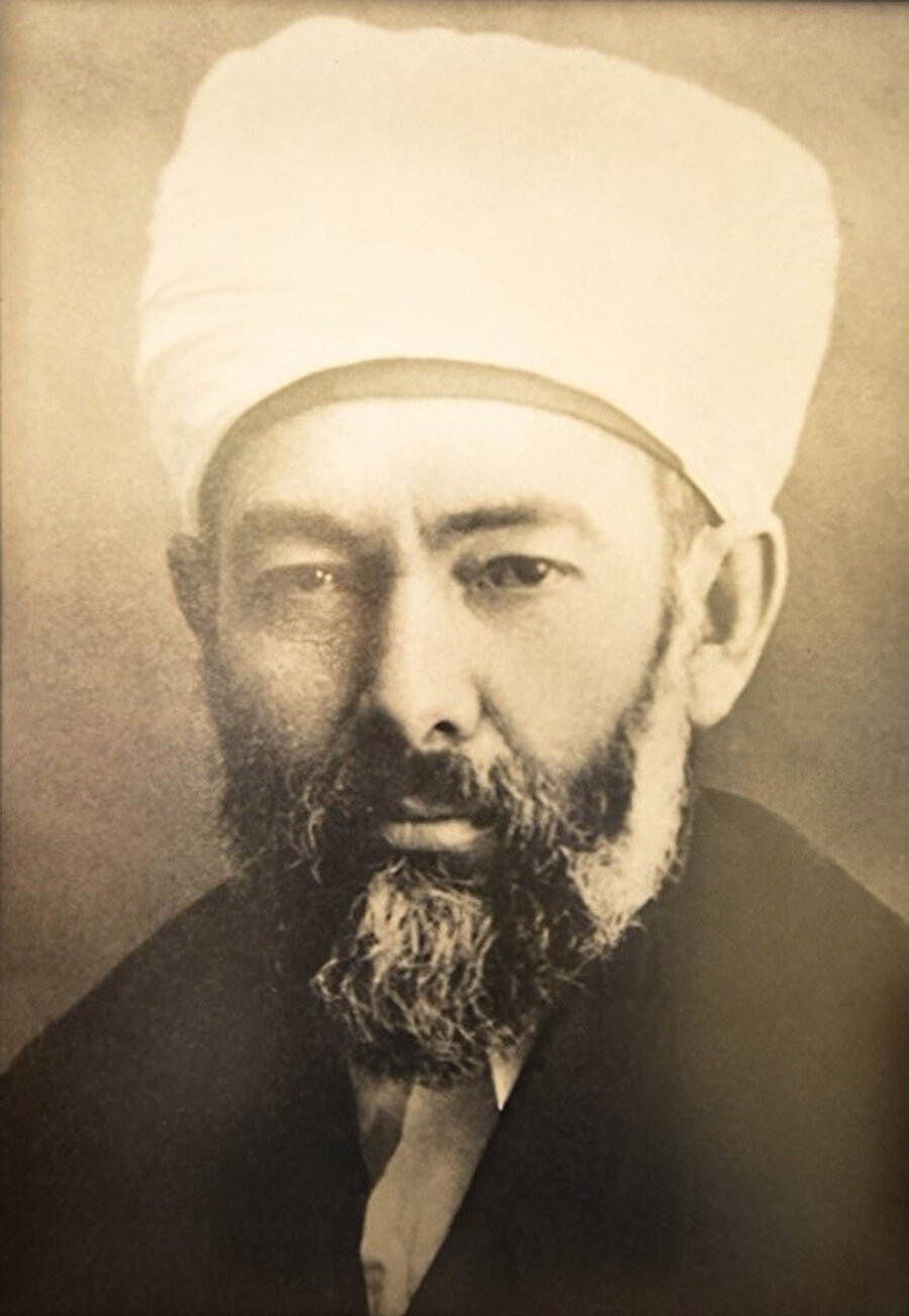 Mustafa Sabri Efendi, Elmalılı Hamdi Yazır ile birlikte İttihat ve Terakki partisinde beraber çalıştı.