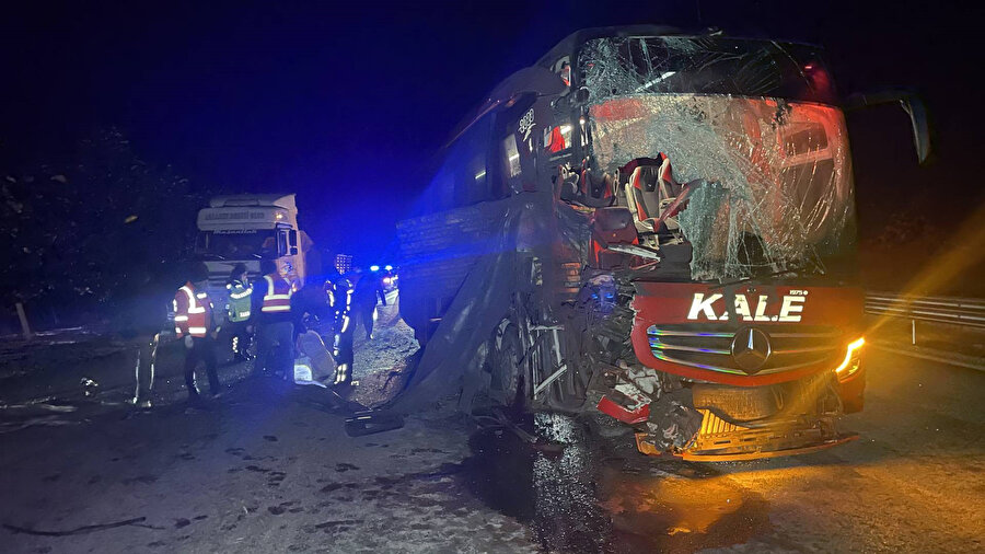 Bolu'da yolcu otobüsünün tıra çarpması sonucu 6 kişi yaralandı