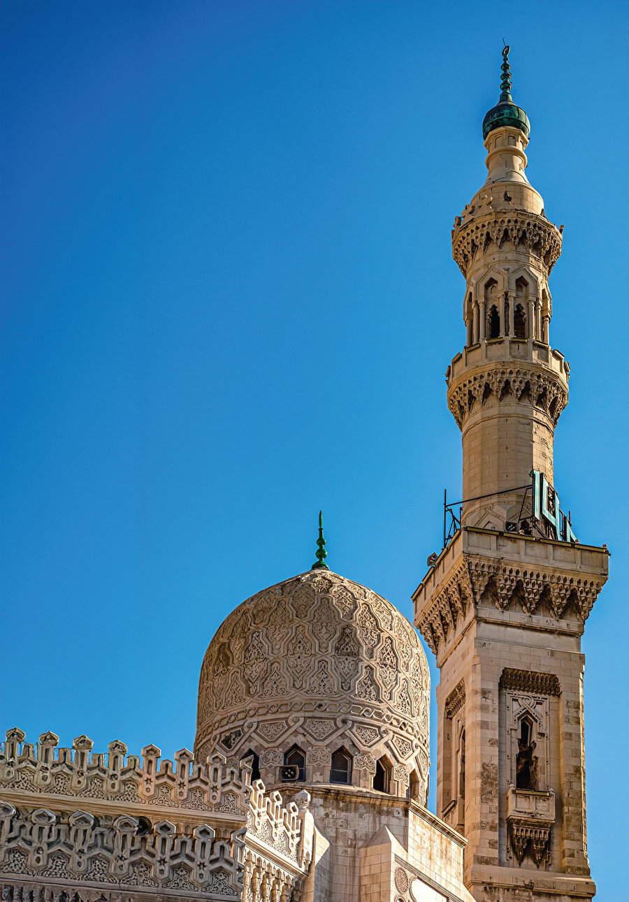 Ariflerin yaşantılarını, hallerini, kerametlerini, sözlerini, tavırlarını okumak, öğrenmek, dinlemek paha biçilmez kıymet taşır.