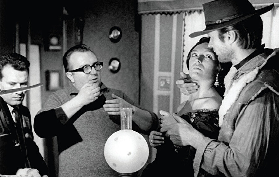 Dünyanın yorumlanarak, imajlarla yoğrularak izleyicinin/okurun karşısına çıkması “beklenir.”