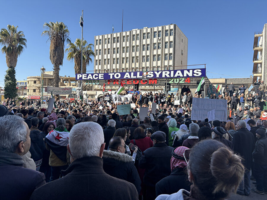 Ellerinde 'Suriye bayrağı', 'Hiçbir işgal, zaman geçse bile meşru değildir', 'İsrail'e hayır, nesilden nesile biz özgürüz' ve 'Her türlü işgale hayır' yazılı dövizler taşıyan göstericiler, 'Suriye, Suriyelilerindir' sloganları attı.