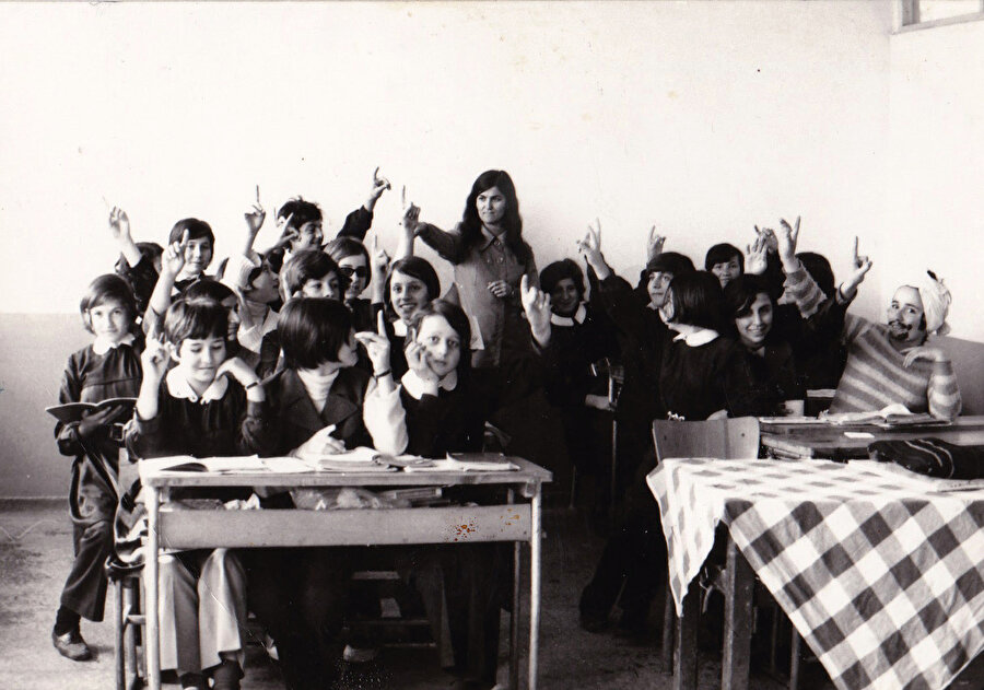 Okuldayken, kalabalıktan bunaldığımda ve hastalanıp revire düştüğümde, annemin dokunuşlarını özlerdim ve oturma odasının en sıcak köşesini...