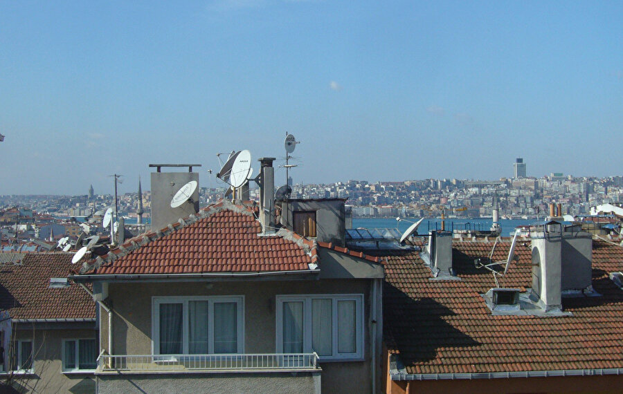 Böyle evlerin en meşhur sorunu davetsiz ve uzun süreli misafirlerdir. Ev arkadaşıyla tartışan, annesine küsen soluğu bizde alır, birkaç gün kalacağım der, sonra da misafirliği uzatırdı.