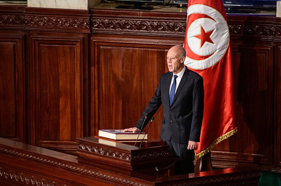 “Bu yaşta diktatör olacak değilim” diyen Tunus Cumhurbaşkanı Kays Said, darbe yaptığı iddialarını reddediyor ve eylemlerinin Tunus'u yıllardır süren kaostan kurtarmak için gerekli olduğunu söylüyor.