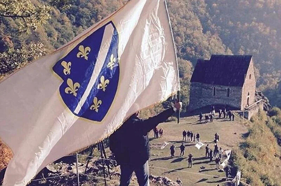 Bosna Hersek’in ulusal sembolü olan altın zambak, bir zamanlar ülkenin resmî bayrağı kabul edilen bayrakta da yer almıştı.