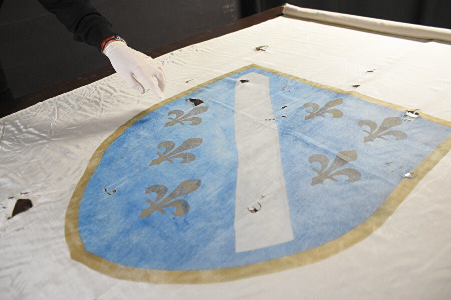 Bağımsız Bosna Hersek'in kurşun yemiş ilk altın zambaklı bayrağı, bugün Bosna Tarih Müzesi'nde sergilenmektedir.