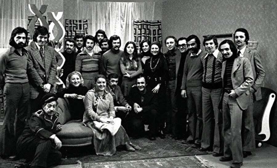 “Dindar” ailenin erkeklerinde olumsuz yük annesinin sözünden ve etki alanından çıkamayan erkek çocuğa yüklenmiştir. Dolayısıyla da olumsuzluğun asıl kaynağı “dindar” ailenin annesidir.