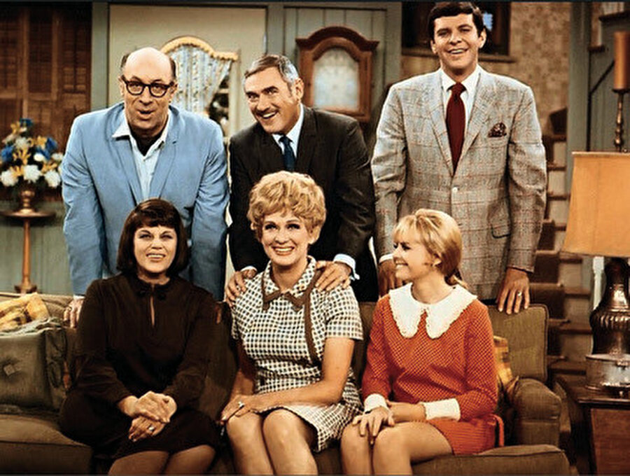 Dizide din meselesinin önemli bir boyutunun kadın meselesiyle ilişkili olduğu anlatılmaktadır...