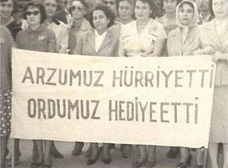Büyük olayların insanların zihninde kabul görmesi için muhakkak yazıya geçirilmesi, yazı ile aktarılması ve yazı aracılığıyla zihinlere işlenmesi şarttır.
