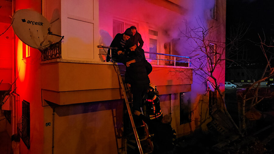 Çorum'da apartmanın bodrum katında yangın: Bina sakinleri tahliye edildi​