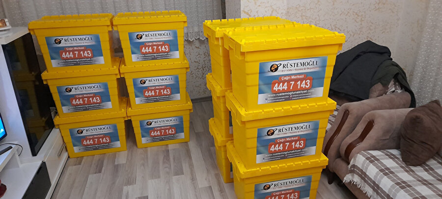 Bizim birkaç saat içinde bozduğumuz evi kurmak insanların yıllarını alıyor. “Şurası eşimin oraya dokunmayın.” diyor mesela, ağlıyor. Tabii ki bunlar çok mahrem anlar. Biz de bu mahremiyeti korumak için elimizden geleni yapmaya çalışıyoruz. Örneğin eşyayı sarmadan dışarı çıkaramayız. Müşterimizin eşyasının ne olduğunu yan komşusunun görmemesi gerekiyor.