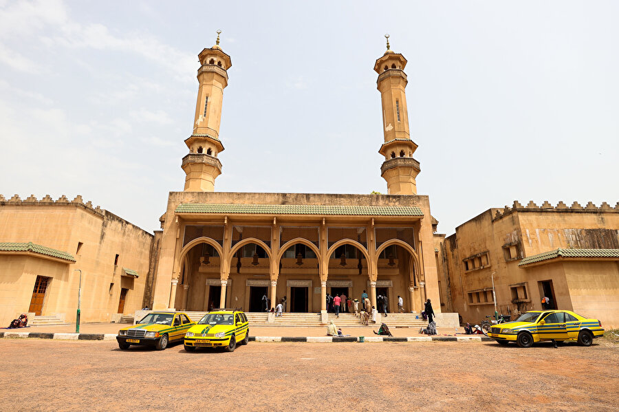 Batı Afrika'nın en küçük ülkesi Gambiya'nın başkentindeki Kral Fahad Camii, binlerce Müslümanı bir araya getirerek, Gambiya'daki İslam kültürünün canlı bir yansıması olmayı sürdürüyor.