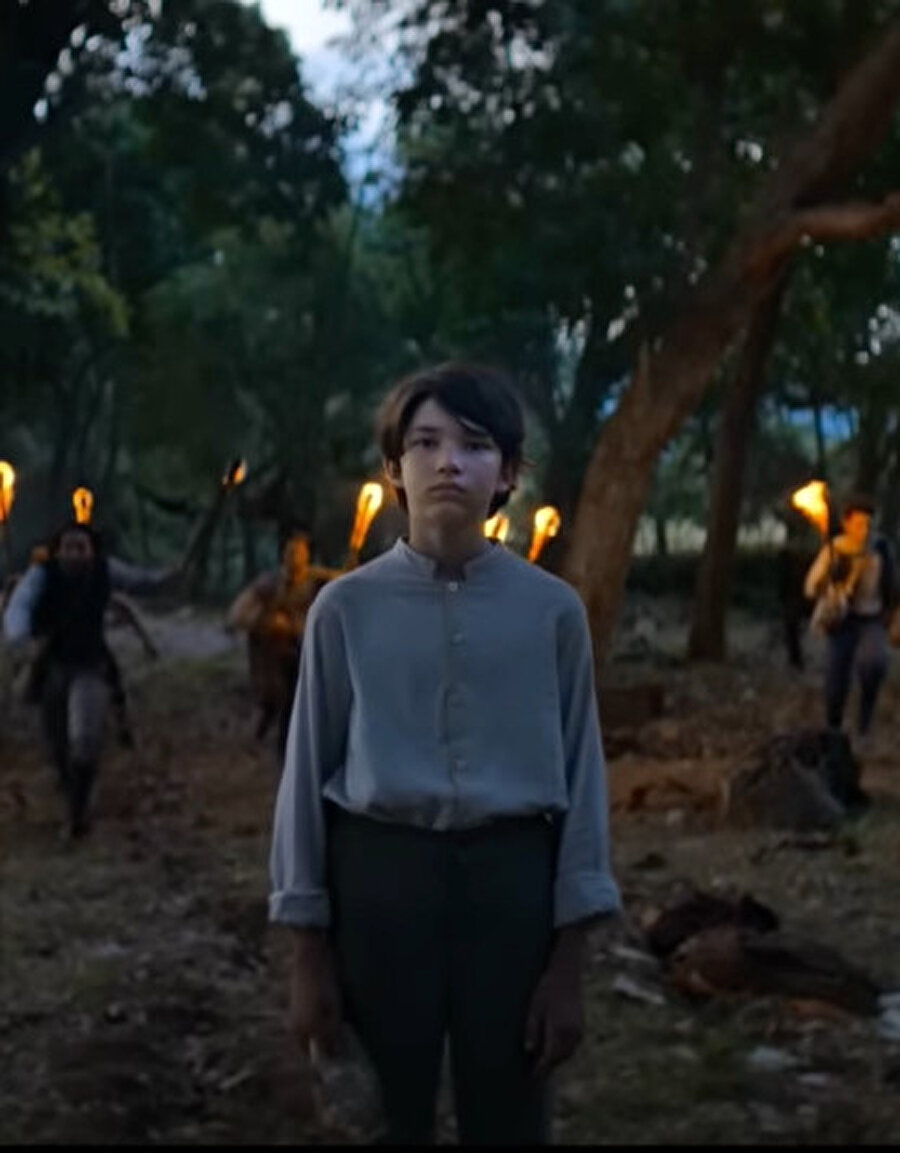 İzleyicinin hayal mi hakikat mi tereddüdüne düşürülmesi hatta kimi noktalarda büyülü olanın karikatürize edilmesi büyülü gerçekçi bakışı aşındırıyor.