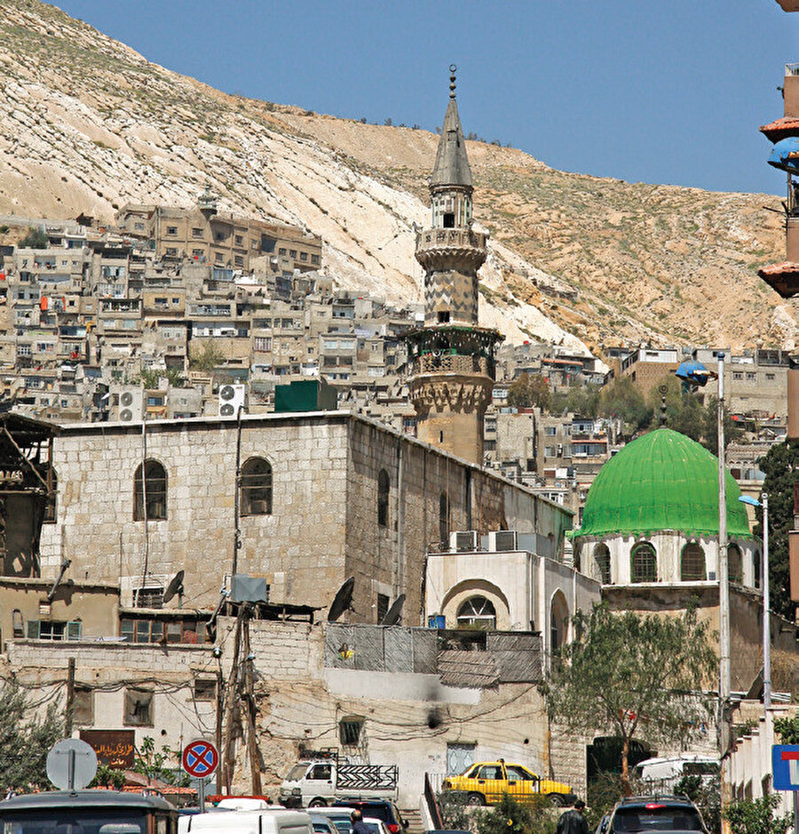 Kâsiyûn Dağı eteklerindeki Tasavvuf ve İslâm düşünce tarihinde büyük etkileri bulunan sûfî müellif Muhyiddin İbn Arabi'nin kabrinin bulunduğu İbnü’l-Arabî Camii.