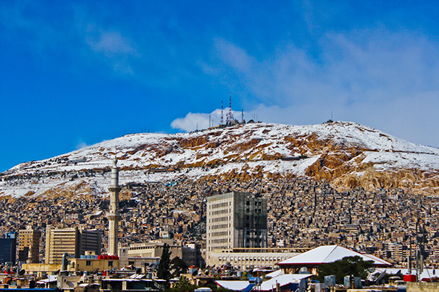 Karlarla örtülü Kâsiyûn.
