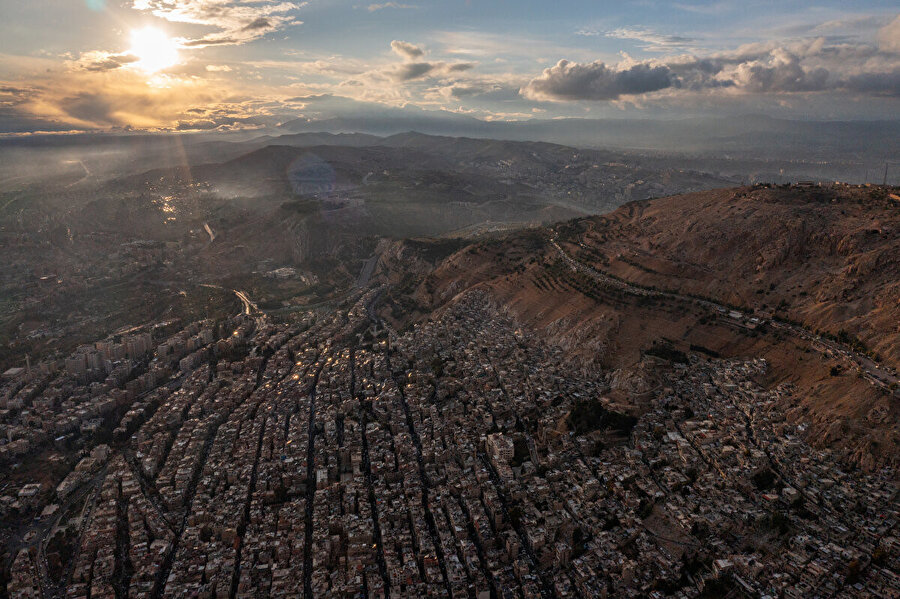 Şam'ın kuzeyinde yer alan Kâsiyûn Dağı, batıda Lübnan Dağları'na, kuzey ve doğuda ise Kalemûn Dağları silsilesine bağlıdır.