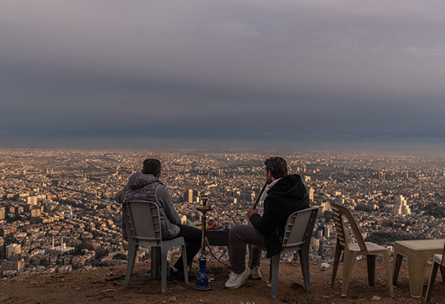 8 Aralık 2024'te Baas rejiminin düşmesinin ardından Suriyeliler, Esed rejiminin girişini yasakladığı Kâsiyûn Dağı'ndan Şam manzarasının tadını çıkarıyor.