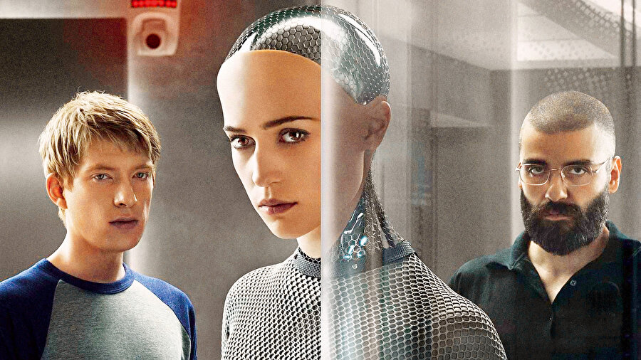 Alex Garland’ın “Ex Machina” filmi yapay zekânın duygusal manipülasyon yeteneğini ele alıyordu. Filmde, insanlarla empati kurabilen ve onları duygusal olarak etkileyebilen bir yapay zekâ karakteri görüyoruz. Günümüzde chatbot’ların giderek daha “insani” yanıtlar vermesi, kullanıcılarla duygusal bağlar kurabilmesi, bizi bu konuda düşünmeye itiyor.