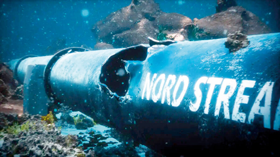 Kuzey Akım (Nord Stream) 2 boru hattında 26 Eylül 2022 tarihinde doğal gaz sızıntıları meydana geldi. Boru hattı, Rusya’dan Almanya’ya doğal gaz taşıyacaktı. Baltık Denizi’nin altındaki boruların sabotaj kurbanı olduğu iddia edildi ve aslında herkesin aklına ilk gelen ihtimal de buydu. Çünkü en başından itibaren ABD’nin tepkisini çeken proje, Rusya’nın Ukrayna’yı işgaliyle gerilen jeopolitik iklim sebebiyle hedefteydi.
