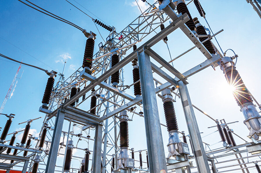 İletişimin yanında enerji nakil hatları da büyük önem taşıyor. Petrol ve doğal gaz boru hatları, elektrik enerjisi iletim hatları da denizin altındaki kıymetli hedefler. Enerji ve iletişimin bir toplum için can damarı gibi önemli olduğunu inkâr edemeyiz.