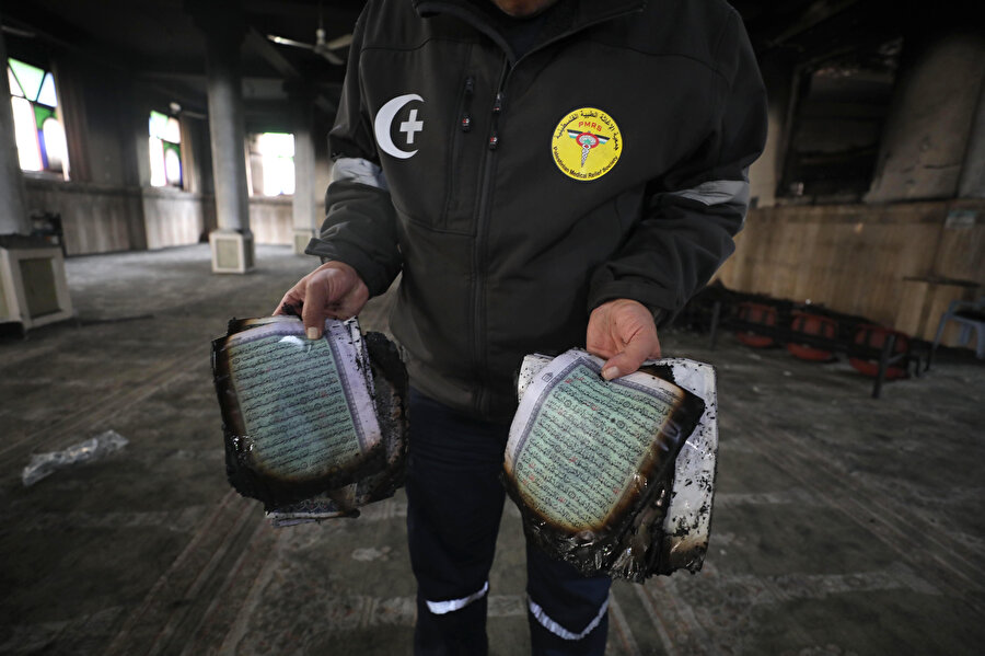 İsrail güçlerinin yangını söndürmek isteyen itfaiye ekiplerine engel olması nedeniyle alevler geniş bir alana yayıldı. Saldırı nedeniyle camideki imam odası tamamen yandı ve iç mekanda ciddi hasar meydana geldi.