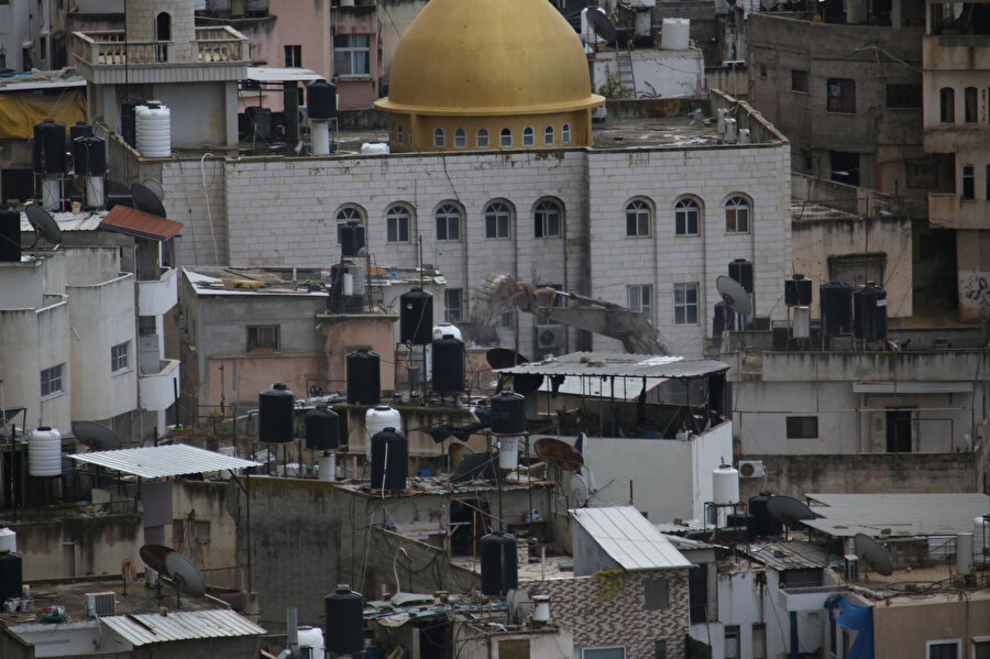 İsrail, Ramazan'ın ilk gününde Nur Şems Mülteci Kampı’nda bulunan Menşiye Mahallesi'ne askerî buldozerlerle girerek, yolları tahrip etti ve Filistinlilere ait 11 evin duvarlarını yıktı.