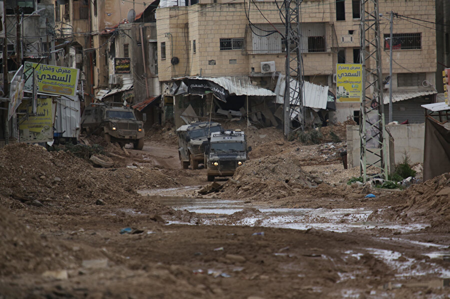 İsrail güçleri, 21 Ocak'tan bu yana saldırılarını sürdürdüğü işgal altındaki Batı Şeria'nın kuzeyinde yer alan Cenin kentinde ve Cenin Mülteci Kampı'nda büyük yıkıma neden oldu. İsrail güçlerine ait buldozerler, kentteki Fillistinlilere ait binaları ve altyapıyı tahrip etti.