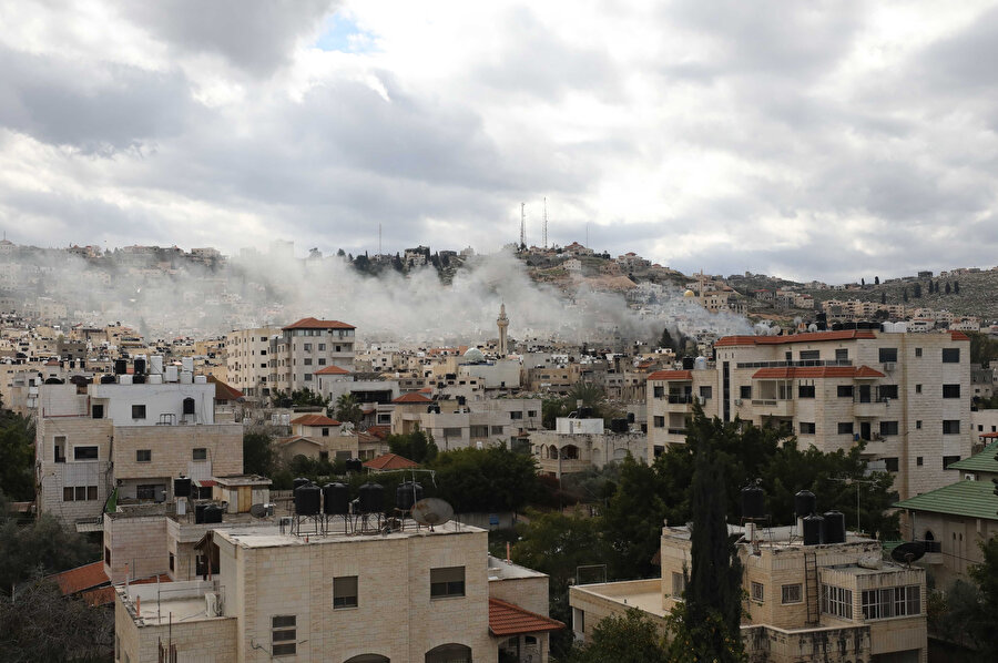 Cenin şehrinin semalarında İsrail güçlerinin düzenlediği saldırılar sonucu dumanlar eksik olmuyor.